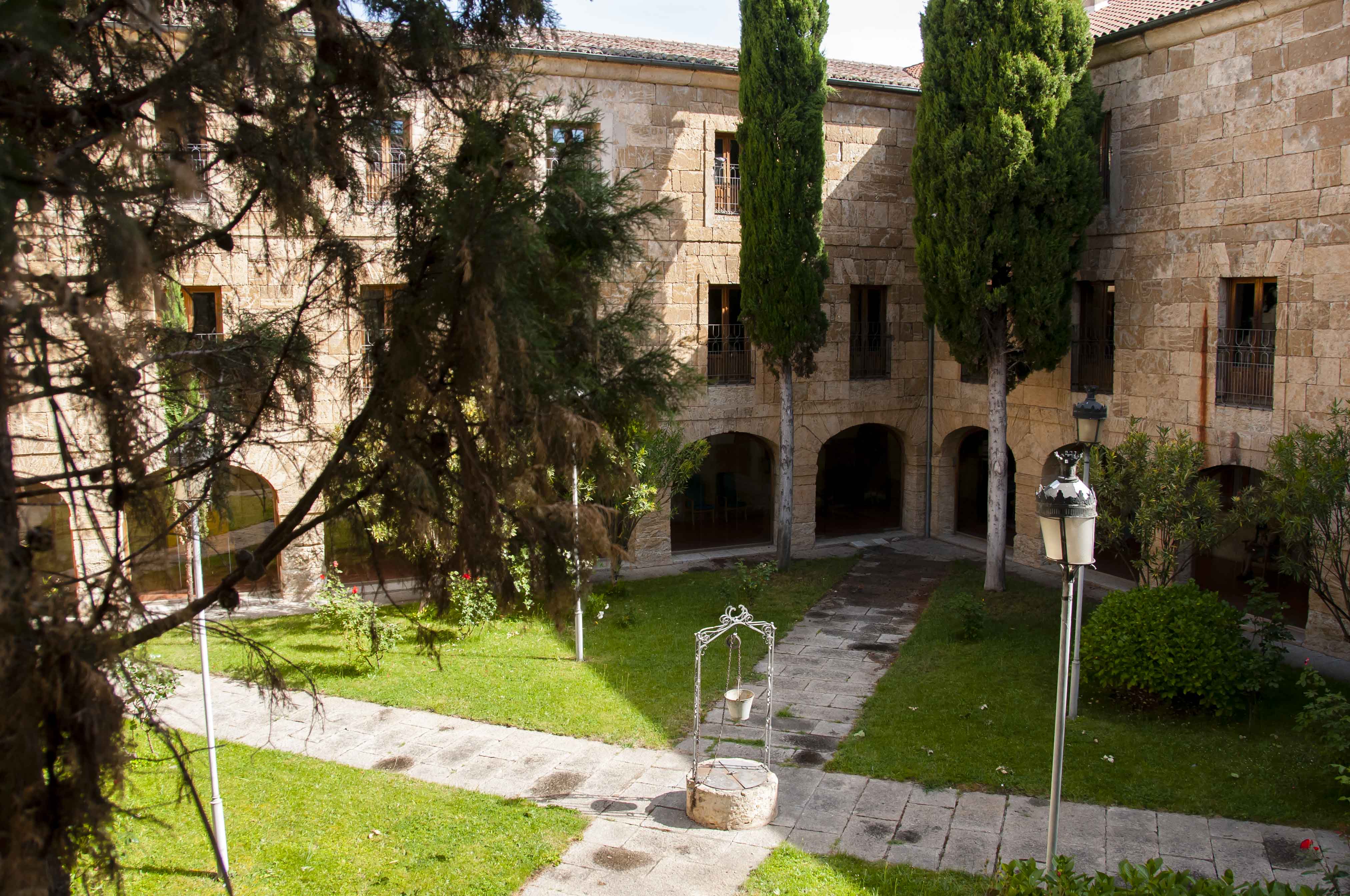 PATIO RESIDENCIA MIXTA