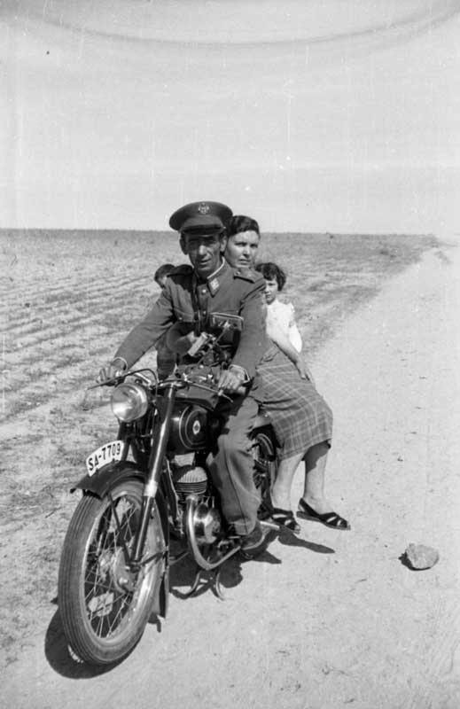 Guardia con su esposa en la moto