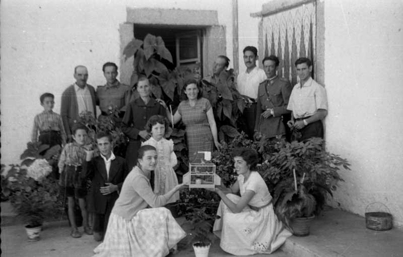 Guardias con sus familias en el patio del cuartel
