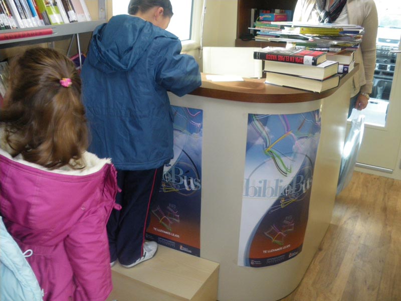 Niños en el bibliobús