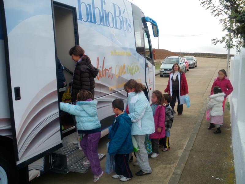 Niños acudiendo al bibliobús