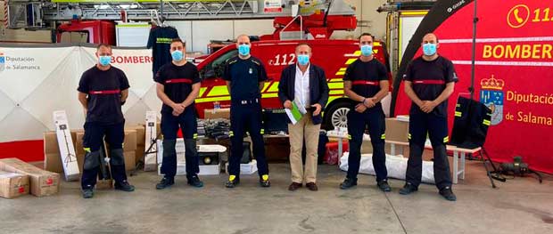  El diputado de Medio Ambiente, Román Javier Hernández, en la entrega del equipamiento.