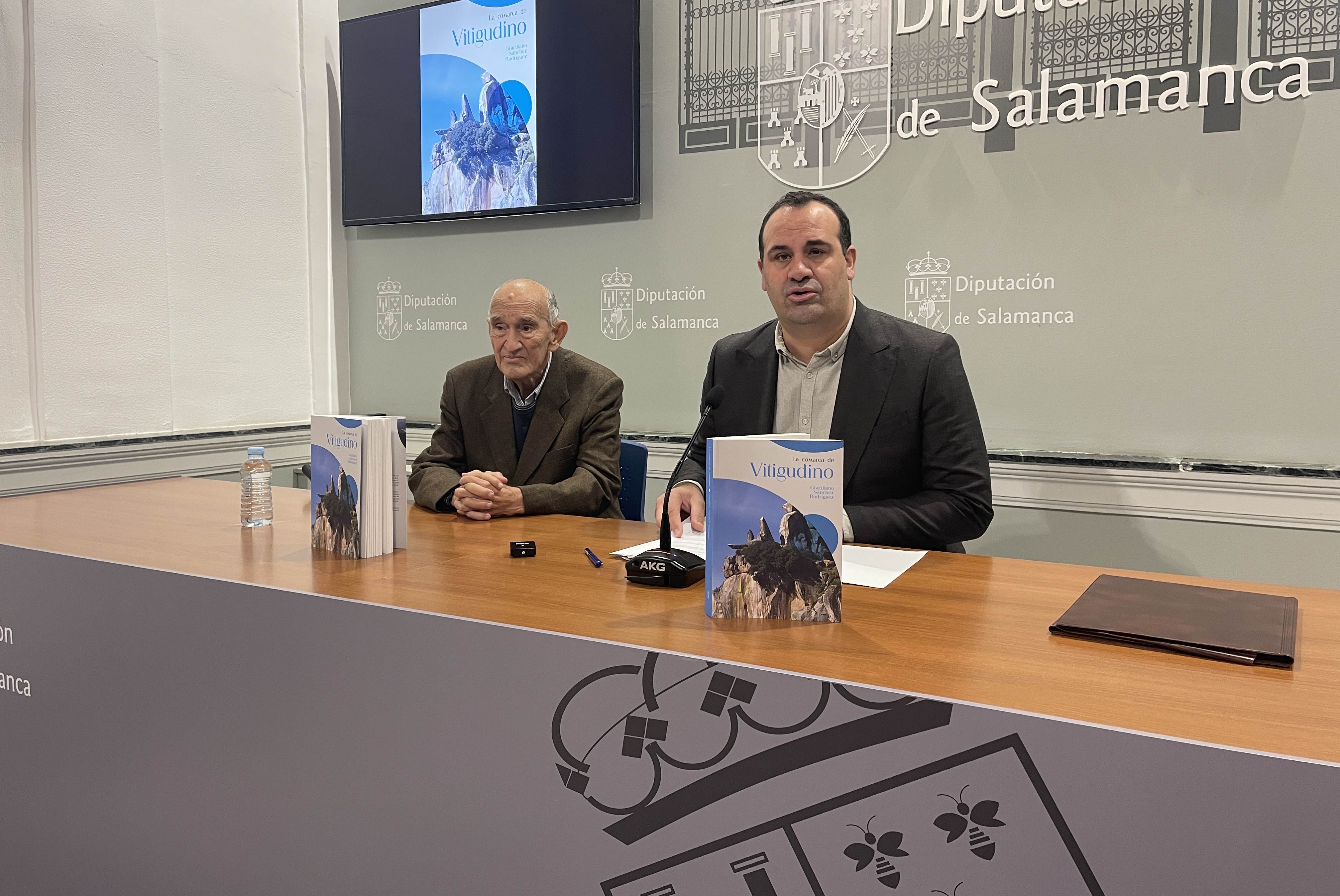 El diputado de Cultura, David Mingo, y el autor de la obra, Graciliano Sánchez Rodríguez.