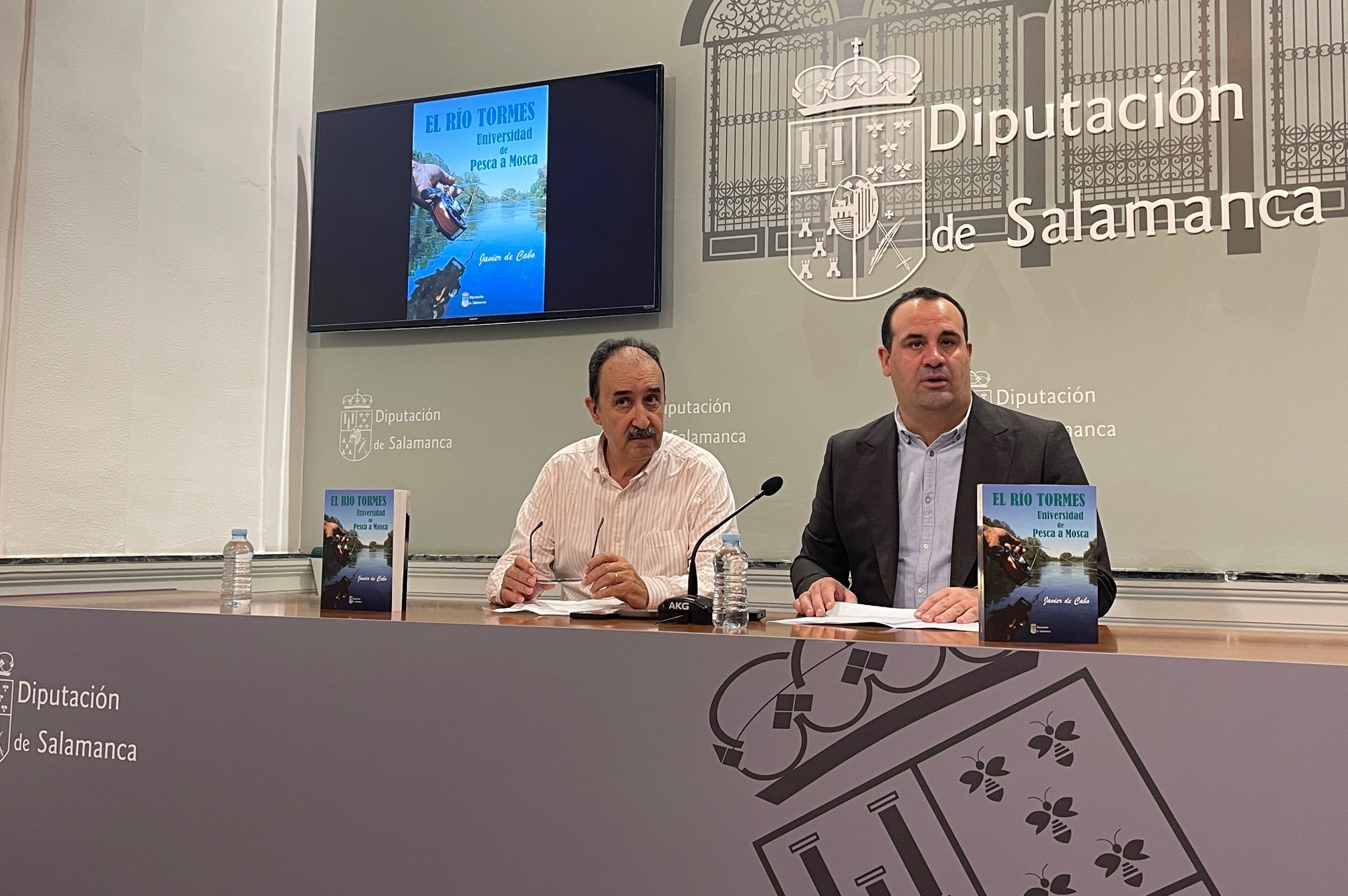 El diputado de Cultura, David Mingo, junto al autor del libro, Javier de Cabo Sánchez.