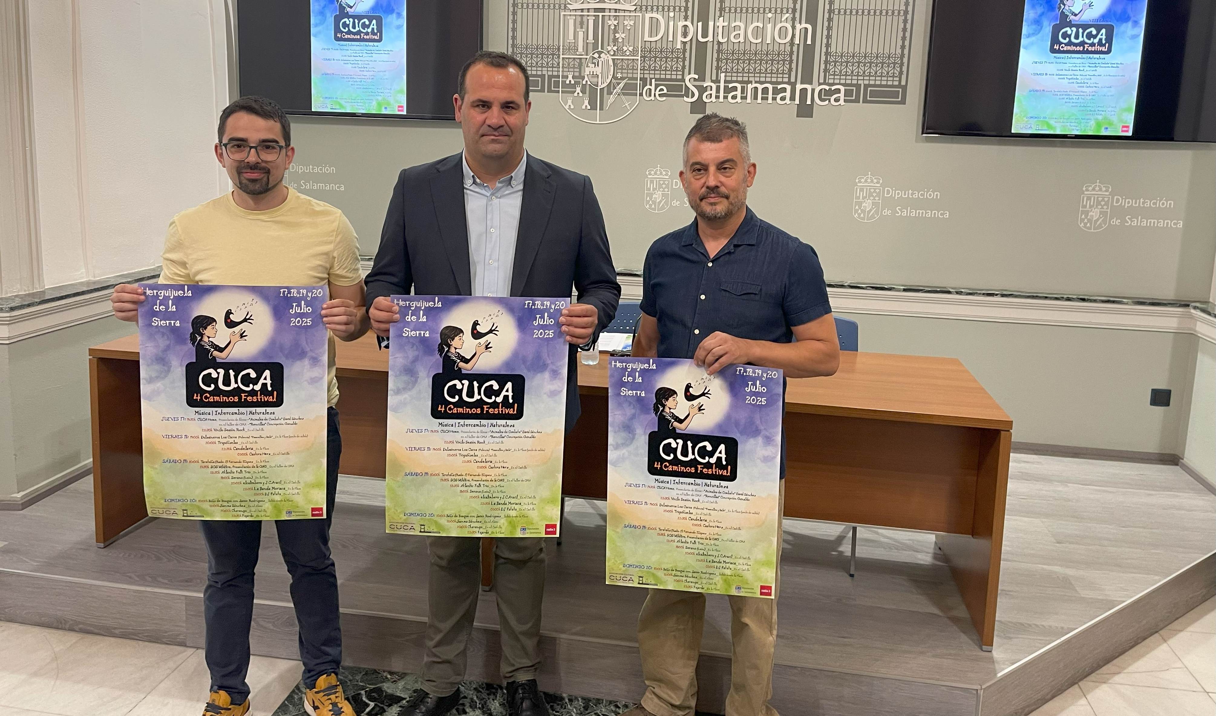 El diputado de Cultura, David Mingo, Raúl Sánchez, concejal de Cultura de Herguijuela y Javier Montes, de la Asociación CUCA.