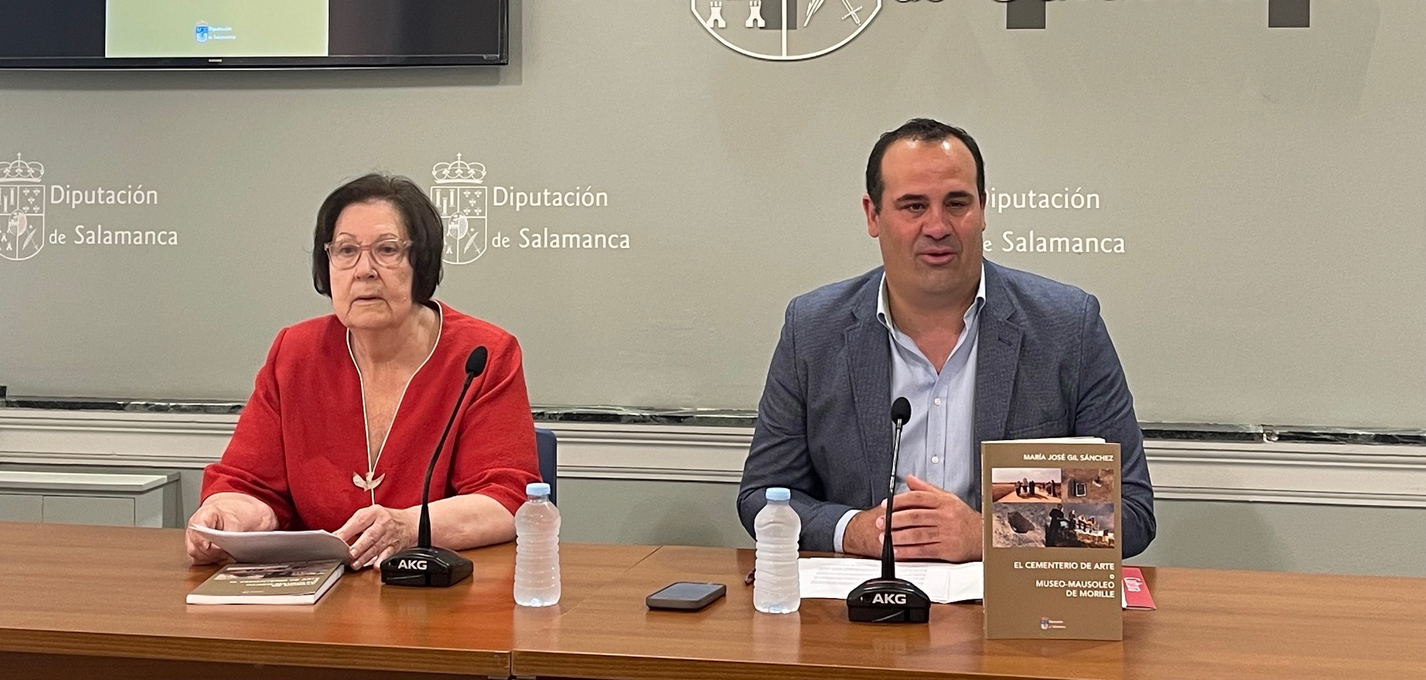 El diputado de Cultura, David Mingo y la autora del libro María José Gil.