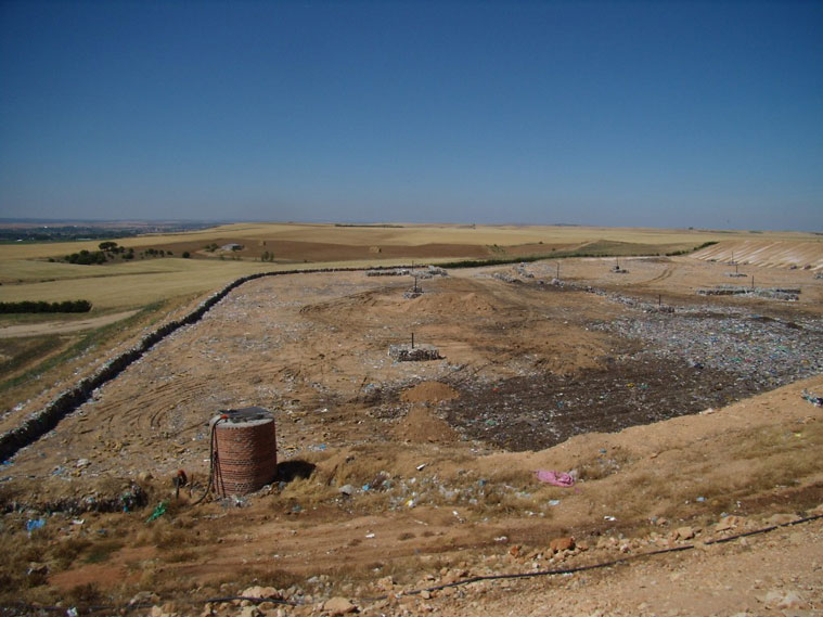 Celda-2-del-vaso-en-explotacion.-Chimeneas-biogas
