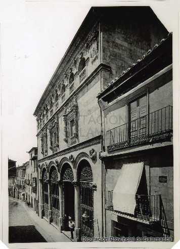 Fachada del Palacio de la Salina o de Fonseca, con personajes.
