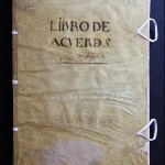 Primer libro de acuerdos de la Diputación, encuadernado en pergamino, restaurado.