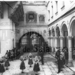 Patio del Palacio con grupo folclórico