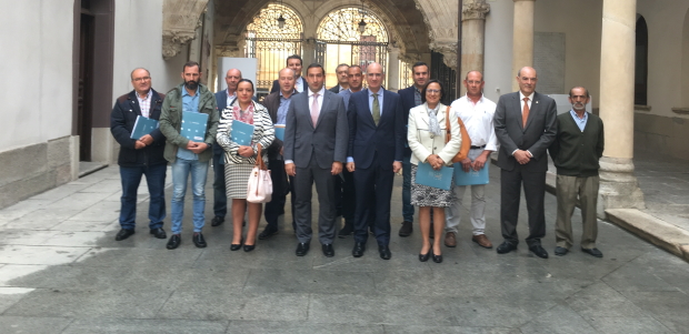 Javier Iglesias y Eloy Ruiz junto a representantes de los ayuntamientos que actualizan los inventarios