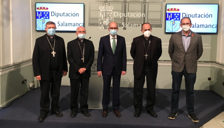 El presidente de la Diputación, Javier Iglesias, ha presentado esta mañana junto a los obispos de Salamanca y Plasencia, Carlos López y José Luis Retana, respectivamente, y delegado de la Diócesis de Ciudad Rodrigo, Jesús García.
