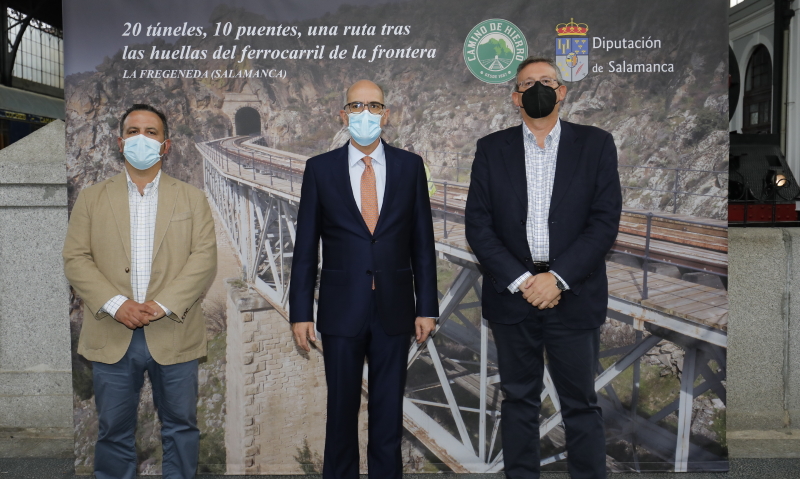 el diputado de Turismo, Javier García, el presidente de la Diputación de Salamanca, Javier Iglesias, y el director del Museo del Ferrocarril, Francisco Polo