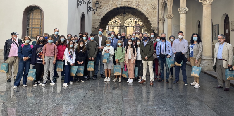 Imagen de la recepción de la delegación del Ayuntamiento de Lebrija y escolares de dicho municipio en el Palacio de La Salina