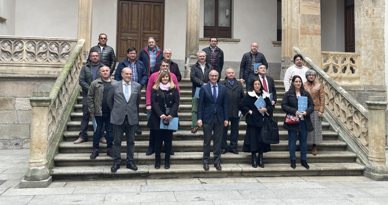 Representantes de los ayuntamientos beneficiados junto al presidente de la Diputación, Javier Iglesias.