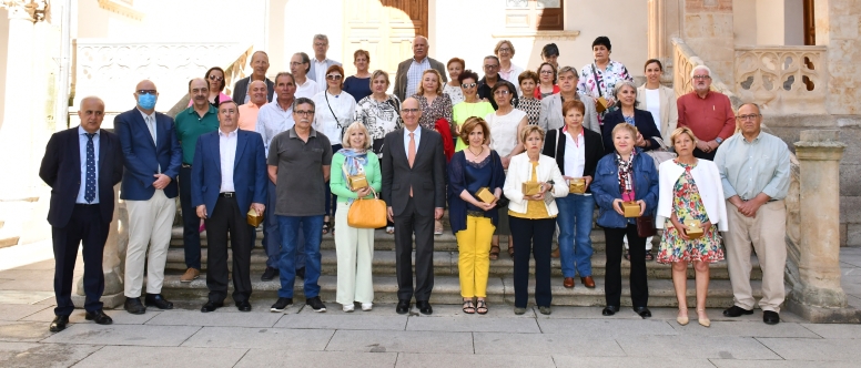 Foto de familia de autoridades y trabajadores jubilados en el año 2021
