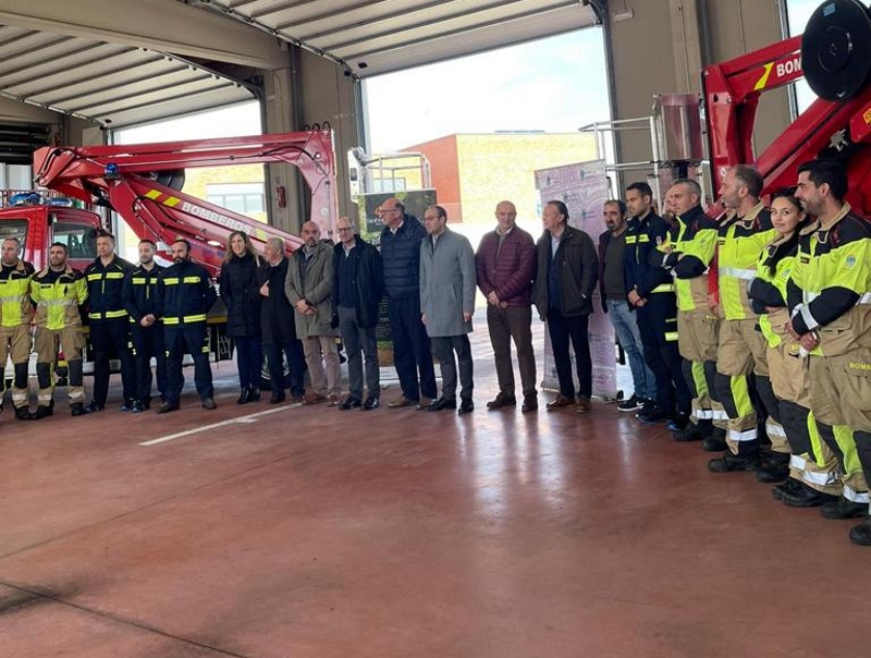 Autoridades en la presentación del nuevo equipamiento del parque de bomberos de Ciudad Rodrigo.