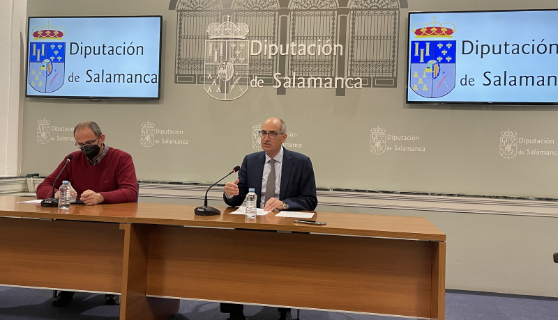 El presidente de la Diputación de Salamanca, Javier Iglesias, acompañado por el diputado de Economía y Hacienda y Planes Provinciales, Antonio Luis Sánchez.