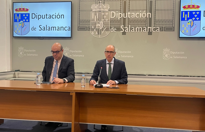El presidente de la Diputación de Salamanca, Javier Iglesias, y el diputado de Presidencia, Carlos García Sierra, en la presentación.