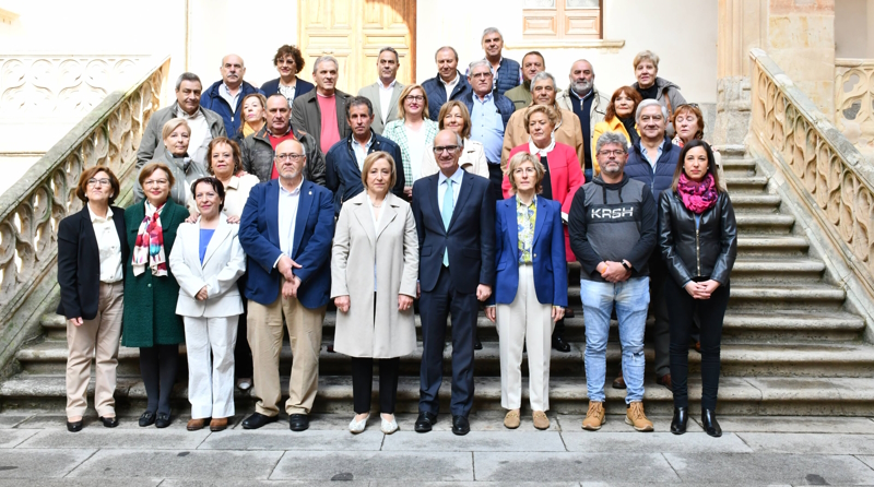 Foto de familia de autoridades y trabajadores jubilados en el año 2022