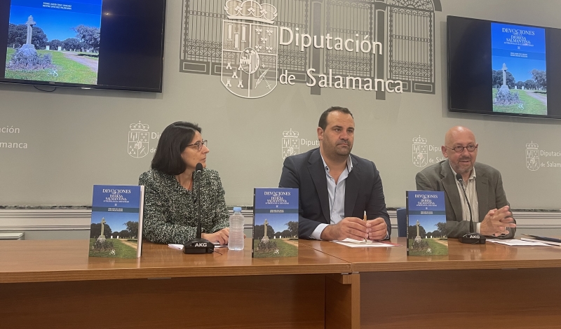 El diputado de cultura, David Mingo, y los autores, Pedro Javier Cruz Sánchez y Beatriz Sánchez Valdelvira