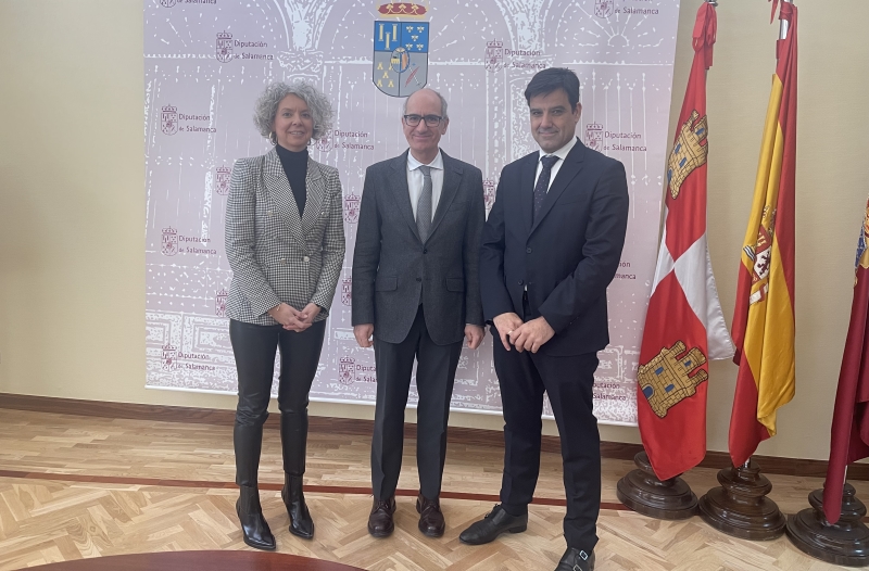El presidente de la Diputación de Salamanca, Javier Iglesias, junto a los representantes de Unicaja Banco, Manuel Rubio y Cristina Sánchez.