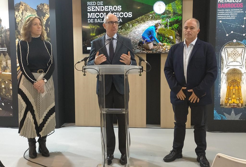 El presidente de la Diputación de Salamanca, Javier Iglesias, acompañado del diputado de turismo, Juan Carlos Zaballos, y la diputada de medio ambiente, Pilar Sánchez.