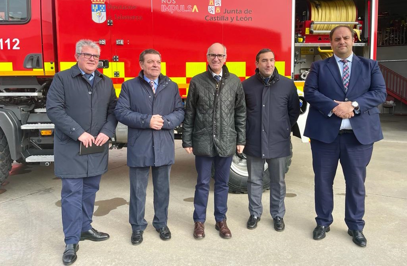 Autoridades en el momento de la presentación de los nuevos vehículos de bomberos.