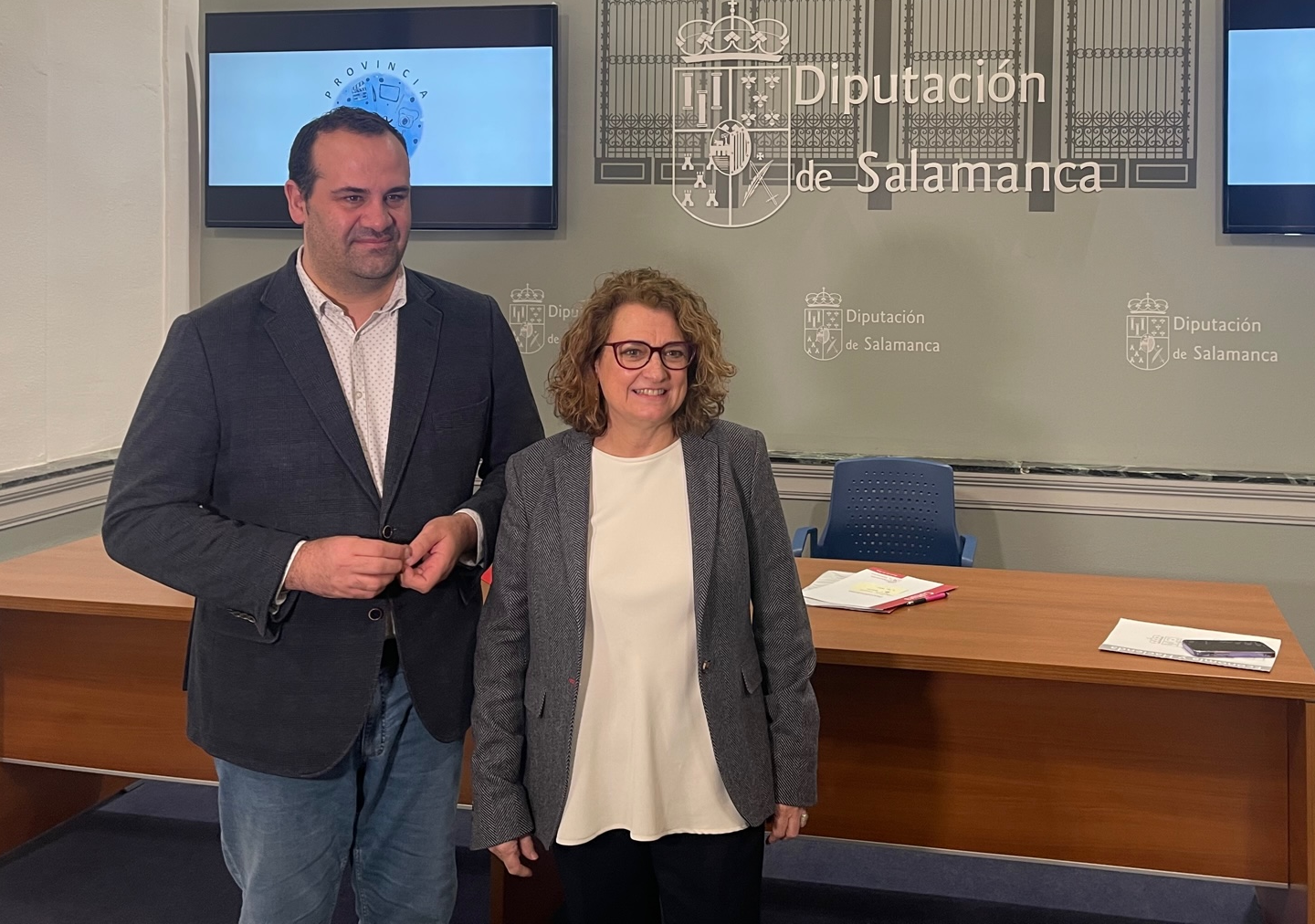 El diputado de cultura, David Mingo, y la Vicerrectora de Ciencias de la Salud y Asuntos Sociales, Ana Martín, en la presentación del X Programa Provincia Creativa