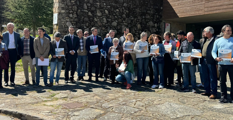 Foto de familia de autoridades y representantes de empresas acreditadas.