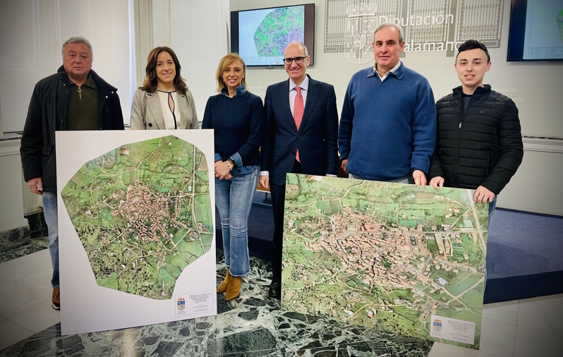 El presidente de la Diputación de Salamanca, Javier Iglesias, la diputado de Fomento, Pilar Sánchez, y representantes de los municipios.