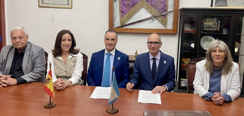 Imagen del acto de firma del protocolo de colaboración.