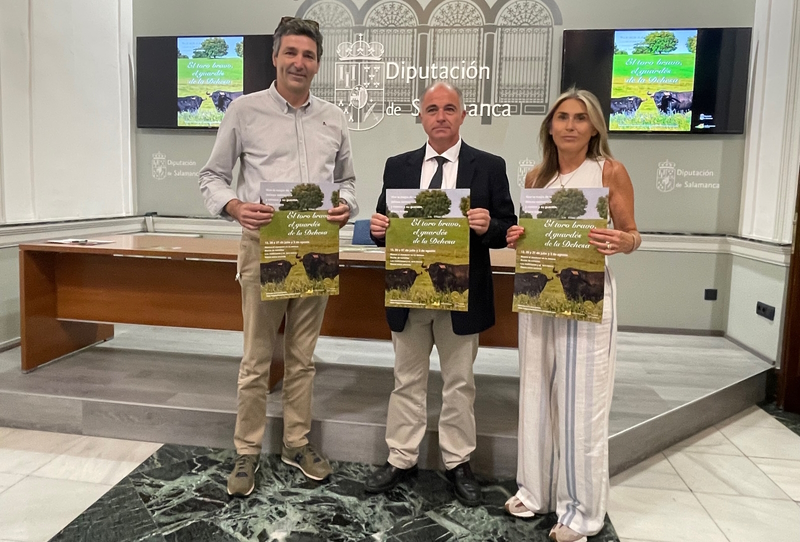 El diputado de turismo, Juan Carlos Zaballos y representantes de algunas ganaderías participantes.