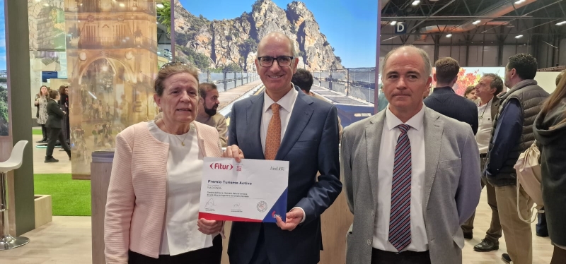 El presidente de la Diputación, Javier Iglesias, junto al diputado de turismo, Juan Carlos Zaballos, en FITUR.