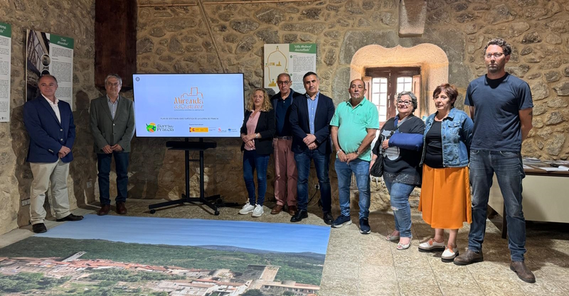 Autoridades en la inauguración de la Oficina de Turismo Digital.