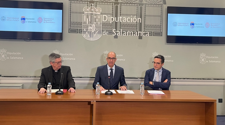 El presidente de la Diputación de Salamanca, Javier Iglesias, y los rectores de la Universidad de Salamanca, Juan Manuel Corchado, y de la Universidad Pontificia de Salamanca, Santiago García-Jalón de la Lama.