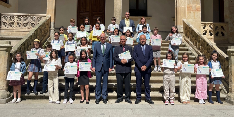 Foto de familia de autoridades y alumnos premiados.