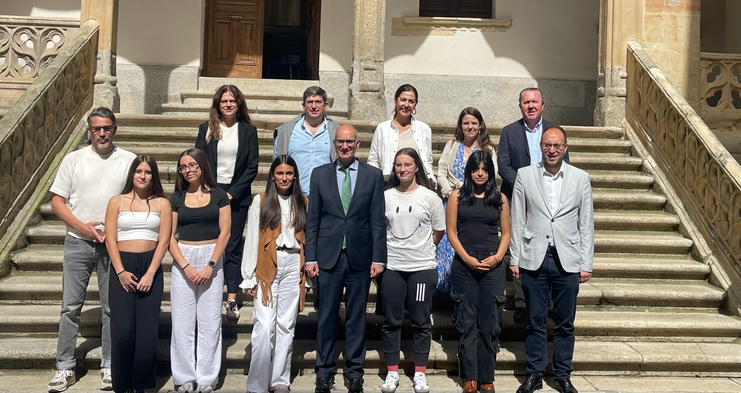 Foto de familia de autoridades y alumnos premiados.
