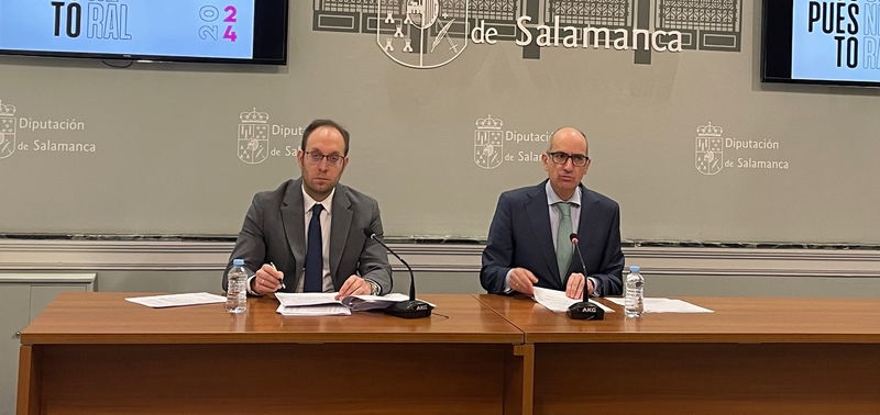 El presidente de la Diputación de Salamanca, Javier Iglesias, y el diputado de Economía y Hacienda, Marcos Iglesias, en la presentación.