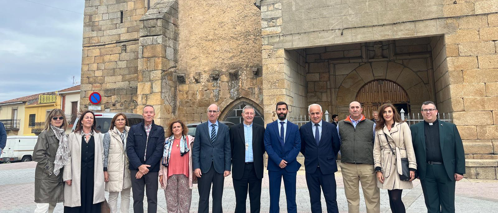 El presidente de la Diputación de Salamanca, Javier Iglesias y el obispo de Ciudad Rodrigo, José Luis Retana, han visitado este viernes el municipio de Saucelle para conocer las obras de reparación llevadas a cabo en la iglesia parroquial