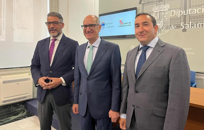 El presidente de la Diputación de Salamanca, Javier Iglesias, el delegado territorial de la Junta de Castilla y león, Eloy Ruiz, y el diputado de educación, Ángel Peralvo.
