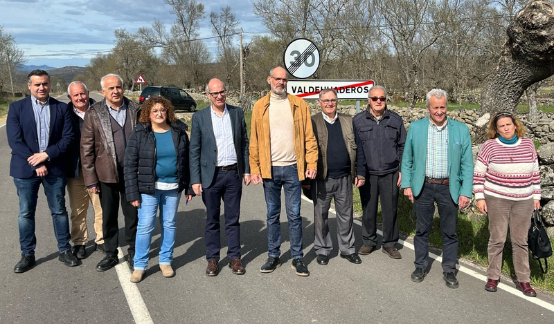 Autoridades en un momento de la visita a la carretera DSA-280