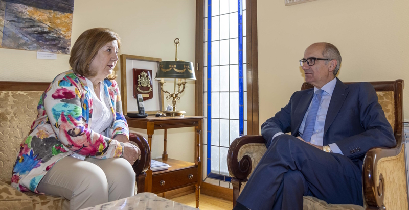 El presidente de la Diputación de Salamanca, Javier Iglesias y la subdelegada del Gobierno de España en Salamanca, Rosa López.