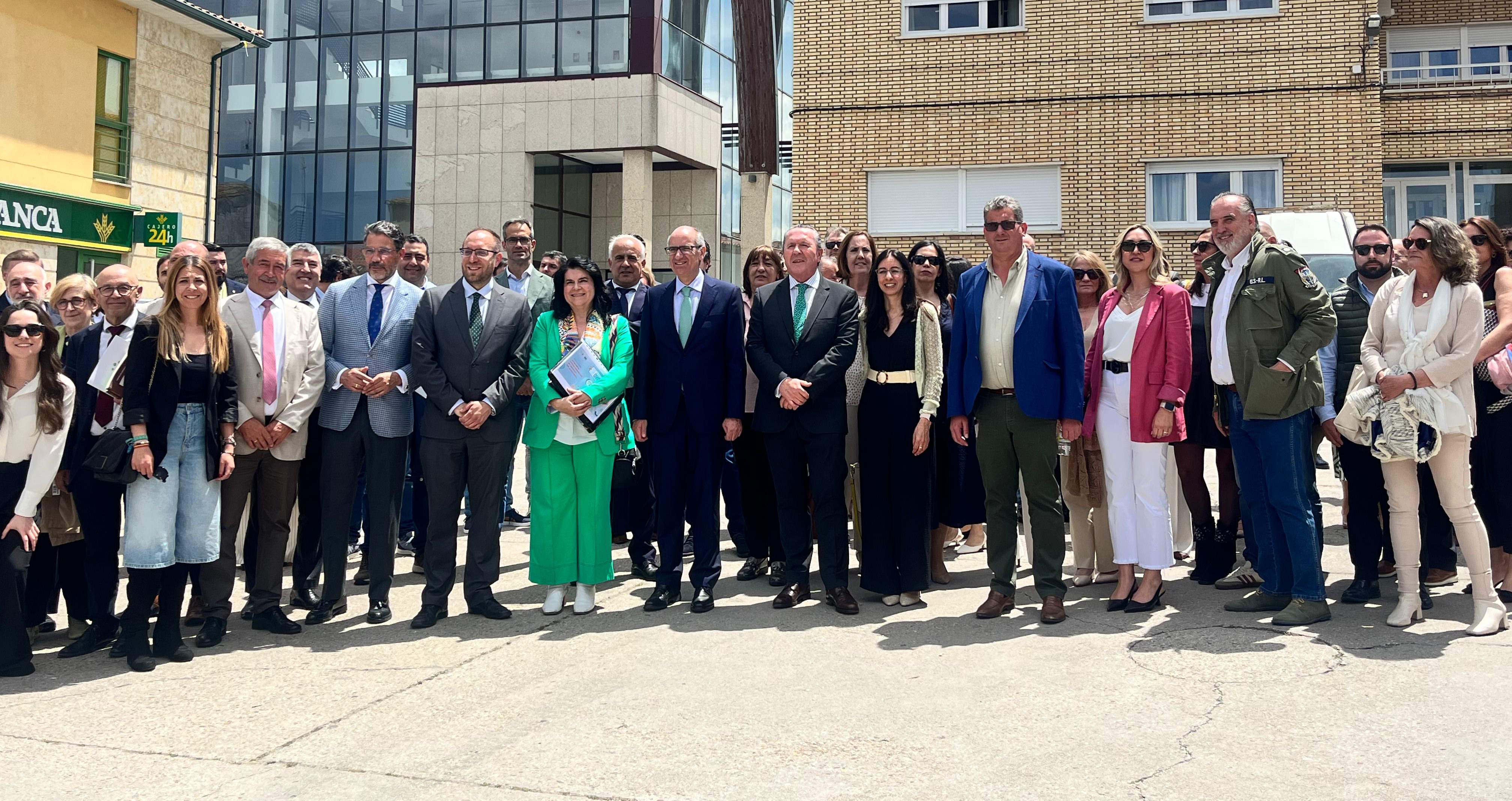 Foto de familia de autoridades y participantes del Foro.