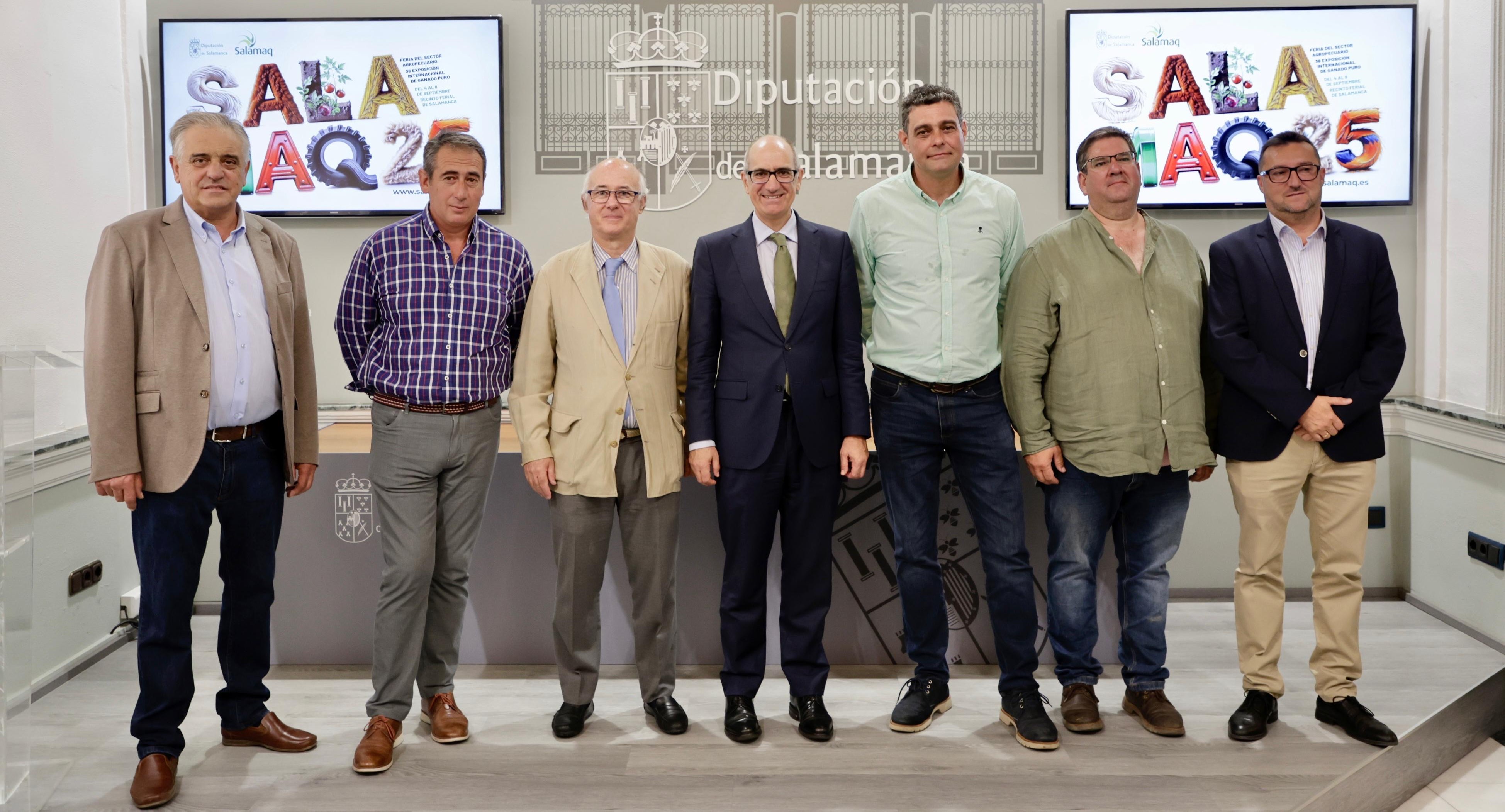 El presidente de la Diputación de Salamanca, Javier Iglesias, los diputados Santiago Castañeda y José Roque Madruga y representantes de las asociaciones ganaderas.