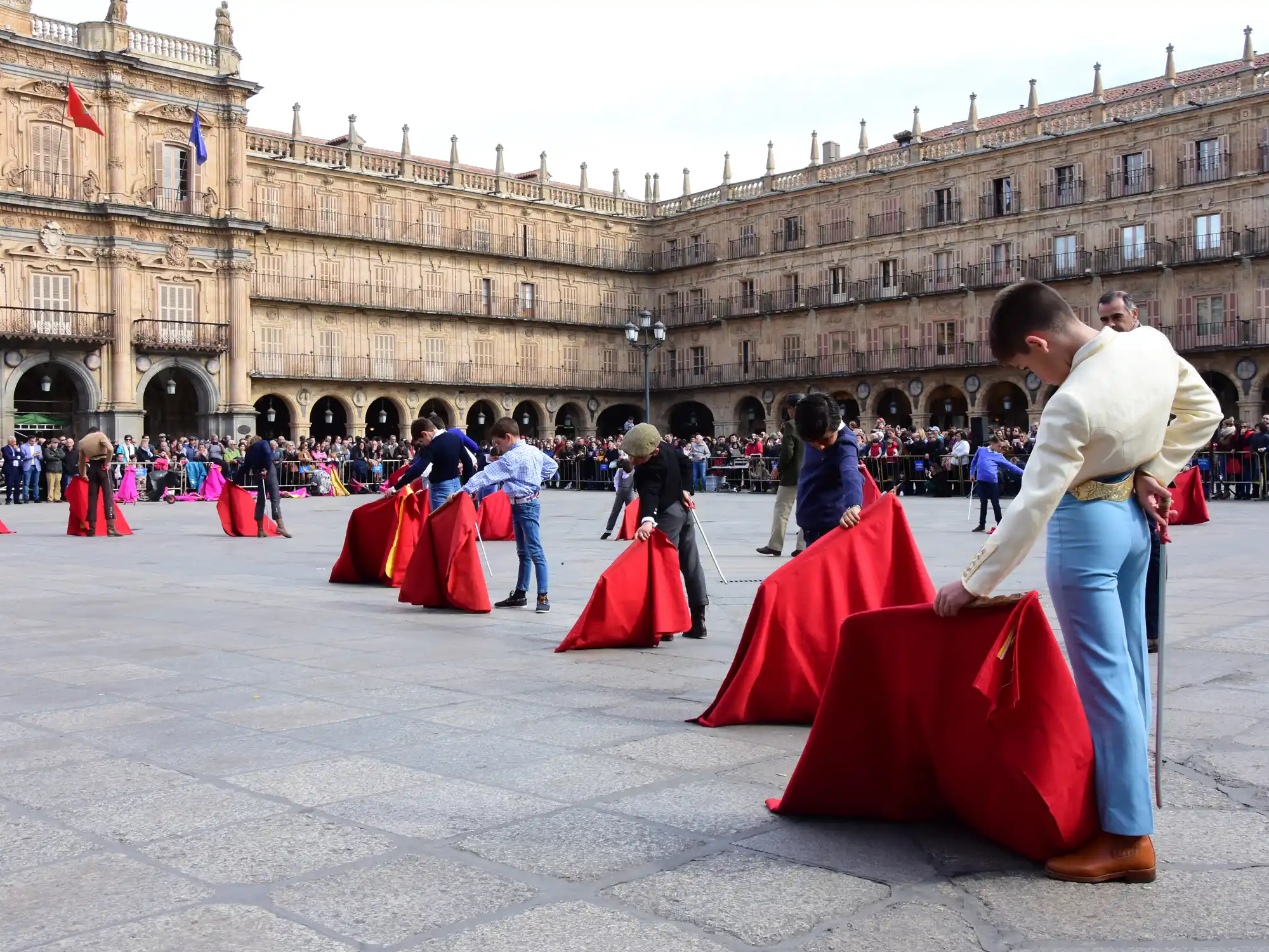 La Plaza Mayor acoge el sábado una exhibición de toreo de salón por los alumnos de la Escuela de Tauromaquia.