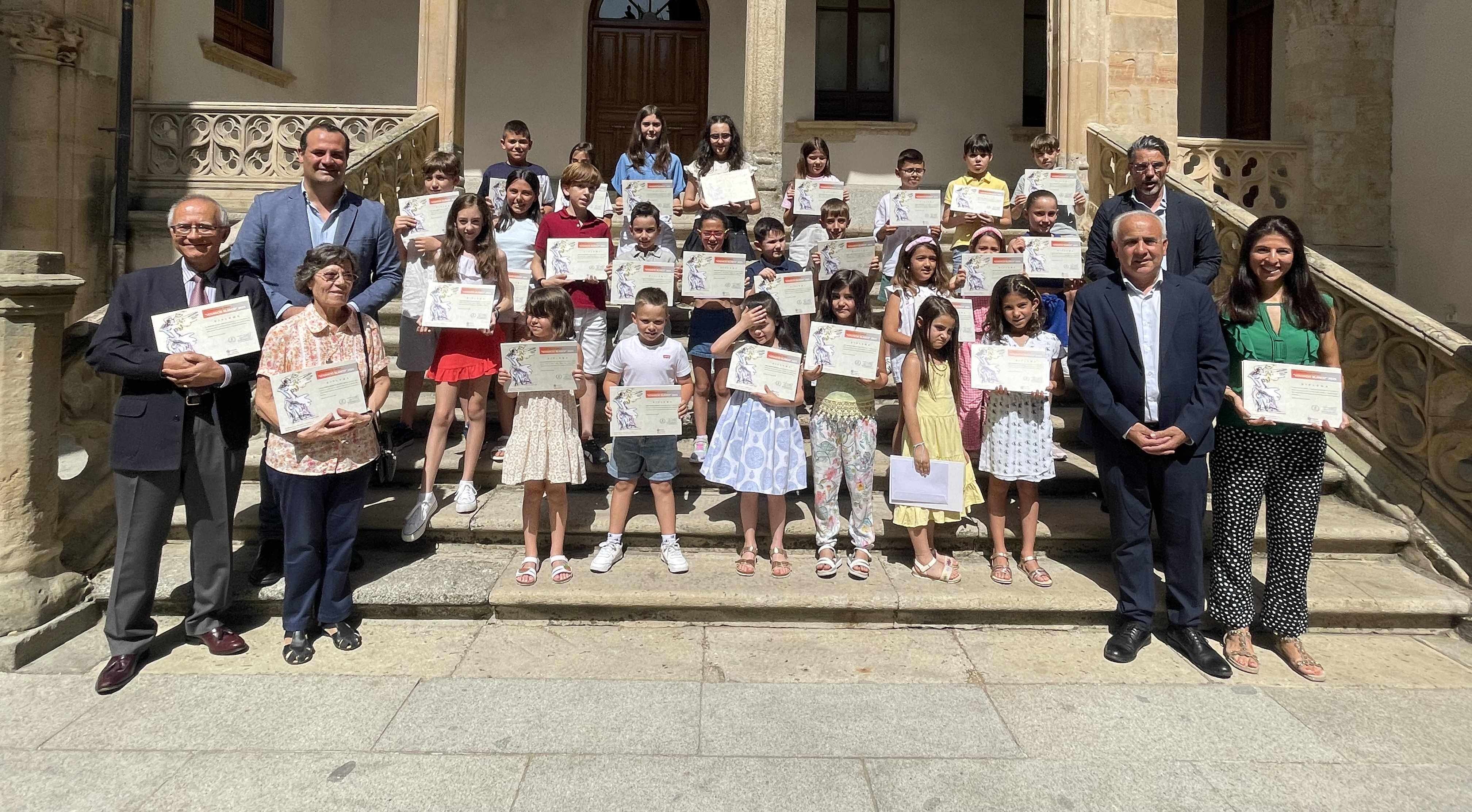 Foto de familia de autoridades y premiados del 23 Concurso de dibujo escolar 
