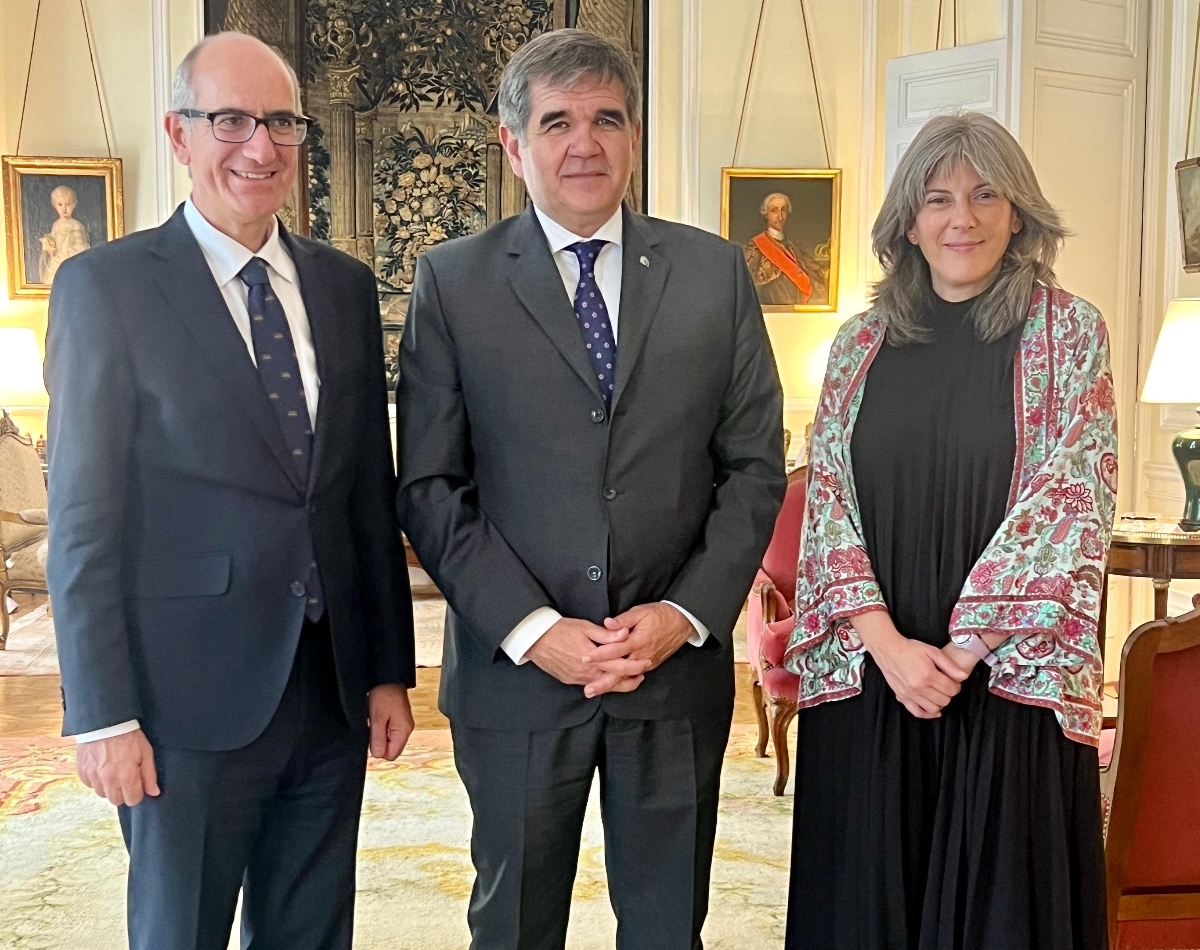 El presidente de la Diputación, Javier Iglesias, se reúne en Buenos Aires con el Embajador de España en Argentina