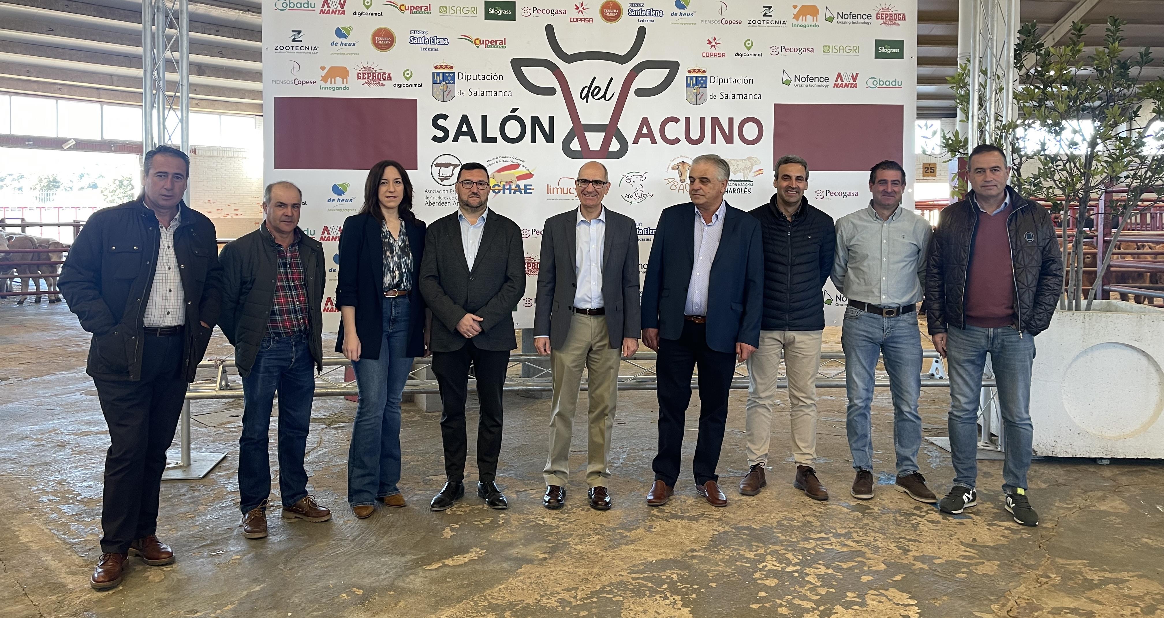 Autoridades y representantes de las asociaciones ganaderas en la presentación.