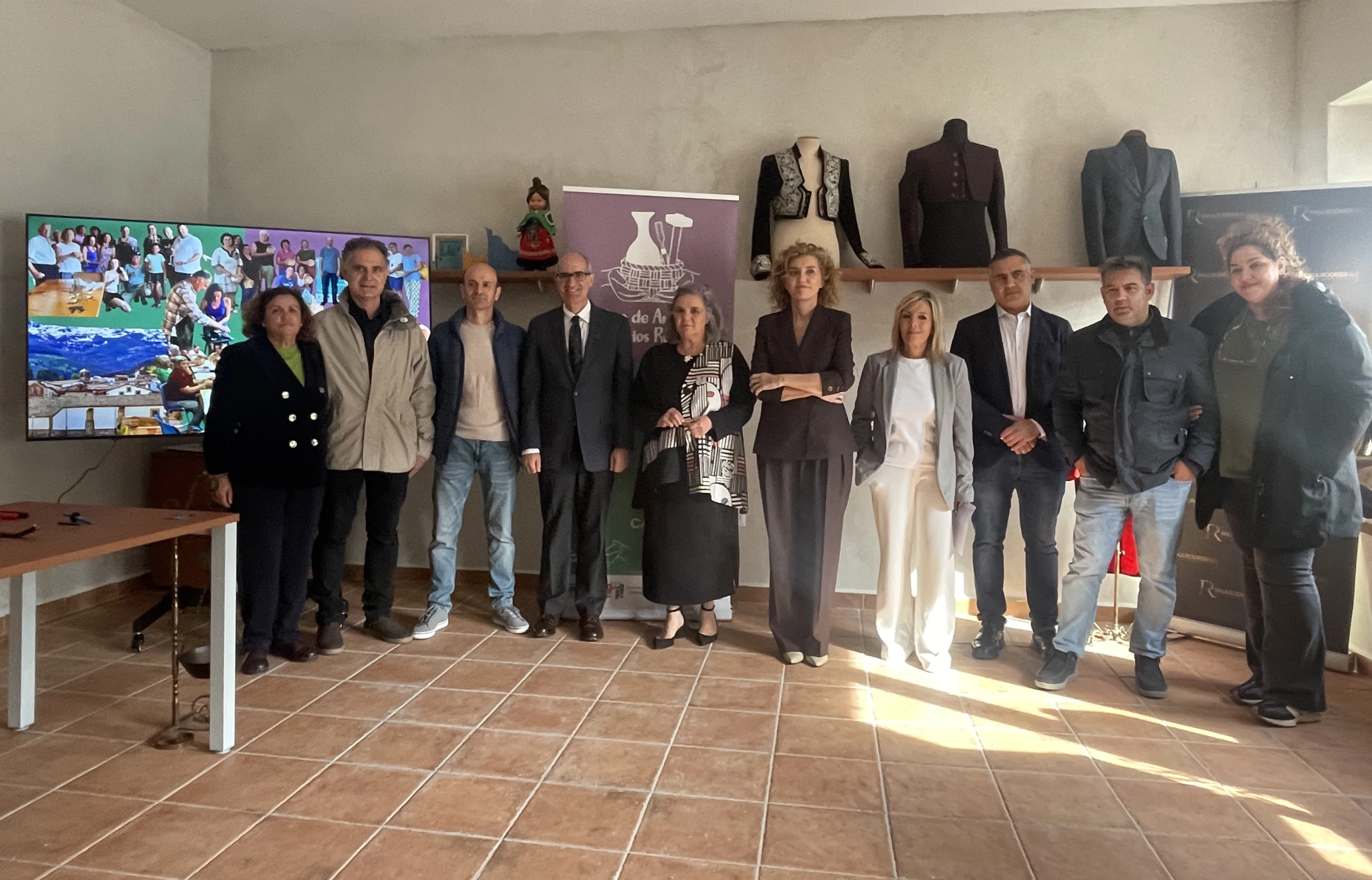 Diputación y Junta de CyL inauguran en Candelario el nuevo Centro de Artesanos y Oficios Rurales